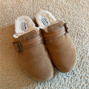 Clarks Brown Fleece-Lined Slippers - Size 6